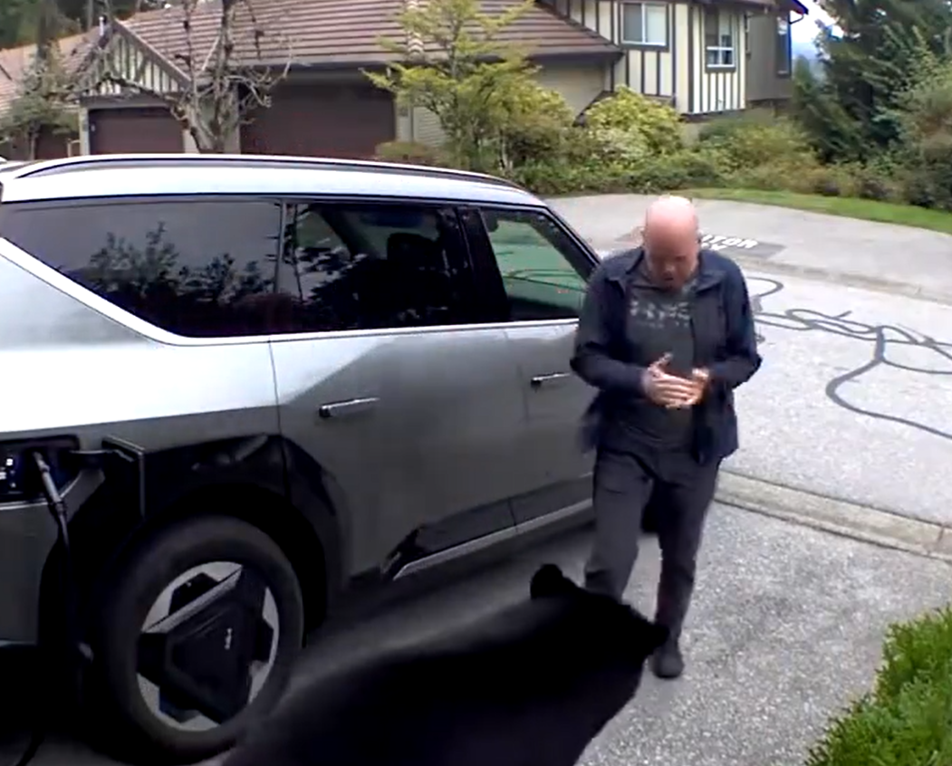 高特(Alex Gold)拍手阻止大黑熊襲擊。