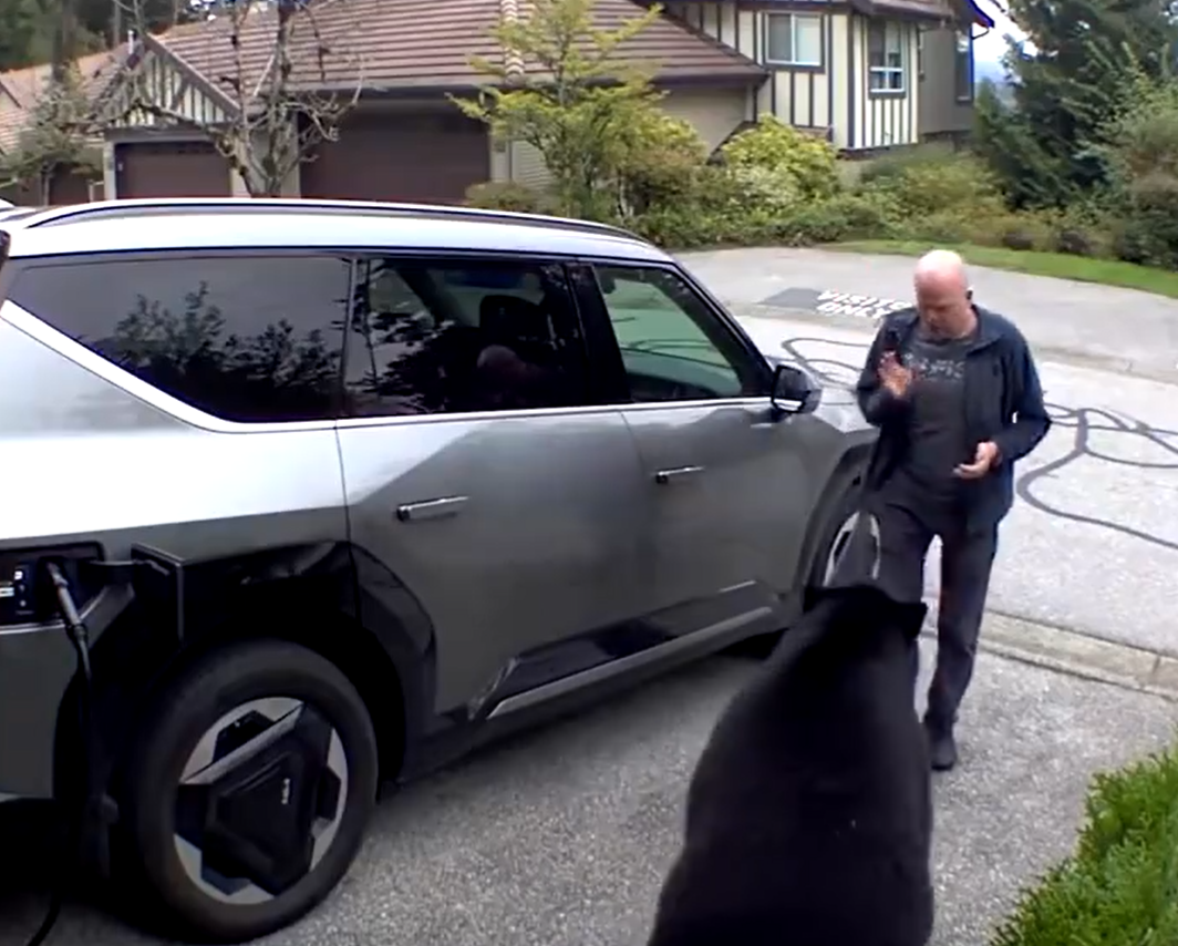 高特(Alex Gold)拍手阻止大黑熊襲擊。