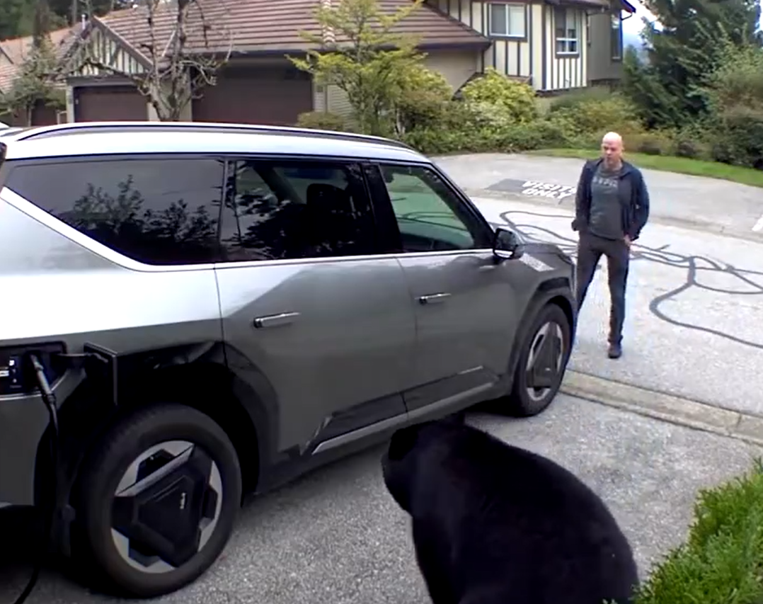 高特(Alex Gold)拿出車匙準備上車逃避大黑熊襲擊。