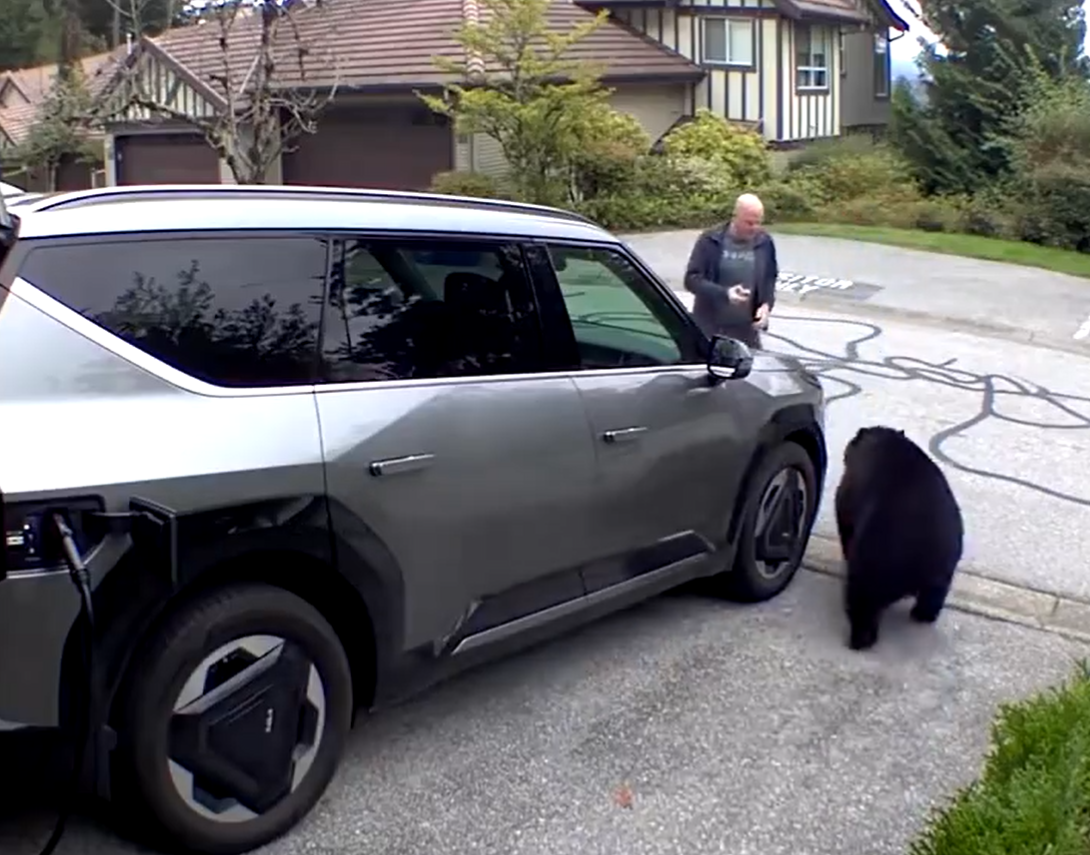 高特(Alex Gold)拿出車匙準備上車逃避大黑熊襲擊。