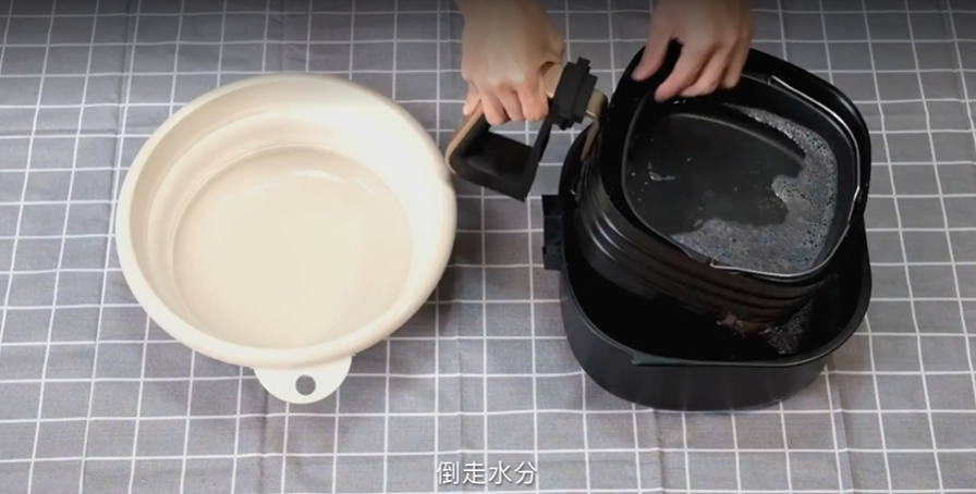 清潔氣炸鍋內鍋丨6.倒走水分,再用柔軟的海綿或抹布沾取中性清潔液徹底清洗各個部分