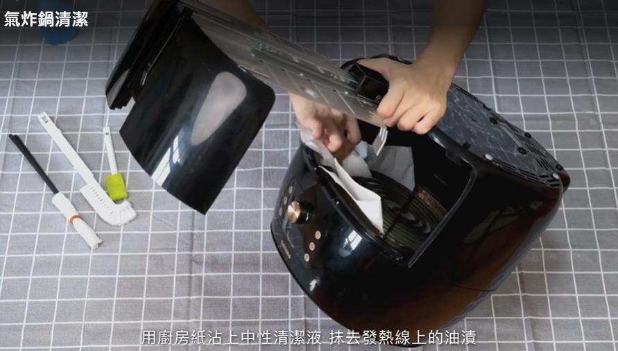 清潔氣炸鍋內部丨2+3.在發熱線及風扇下墊上廚房紙,防止水分滲進摩打,將適量中性清潔劑加進溫水製成清潔液,放進噴壺內。