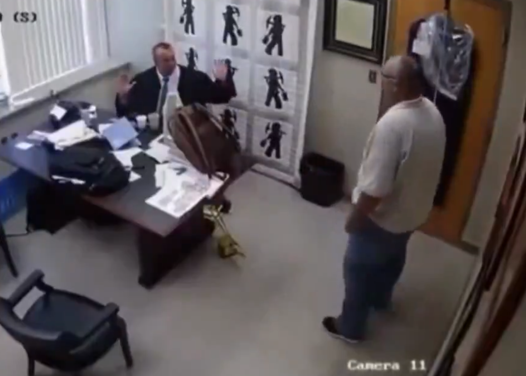 警長史坦斯(Shawn Stines)和地區法官梅連斯(Kevin Mullins)初時疑爭吵。