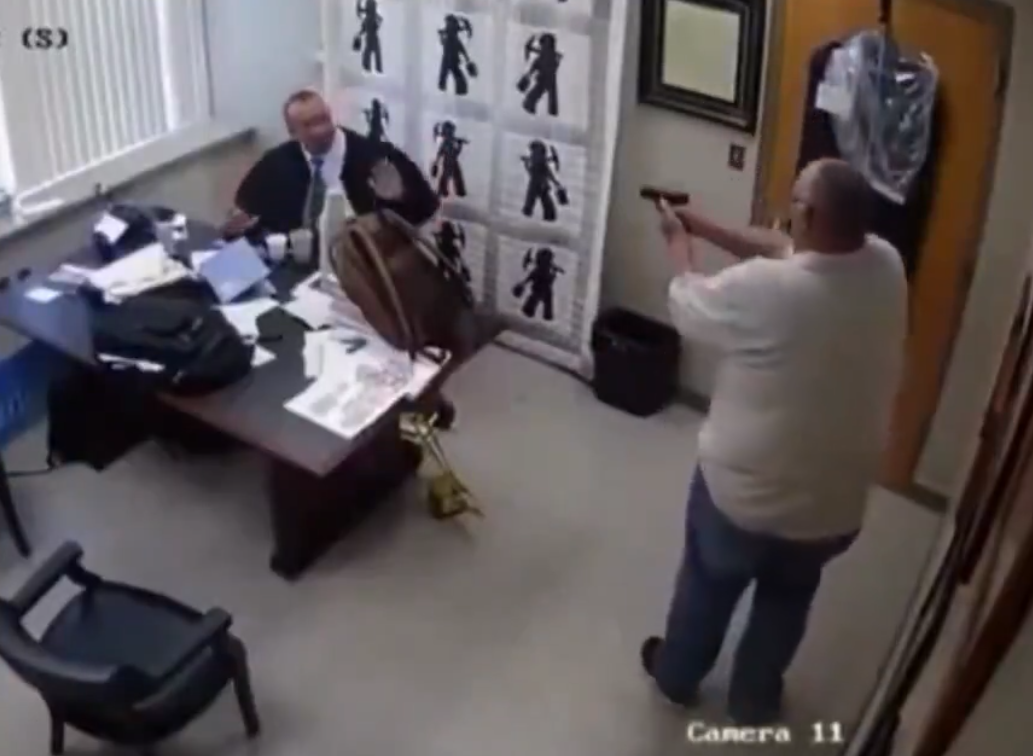 警長史坦斯(Shawn Stines)舉槍指住地區法官梅連斯(Kevin Mullins)。