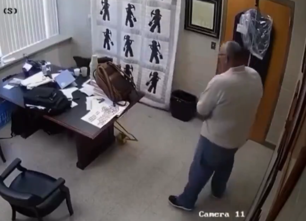 警長史坦斯(Shawn Stines)向地區法官梅連斯(Kevin Mullins)連開多槍。