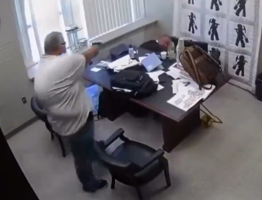 警長史坦斯(Shawn Stines)再以不同角度向地區法官梅連斯(Kevin Mullins)開槍。