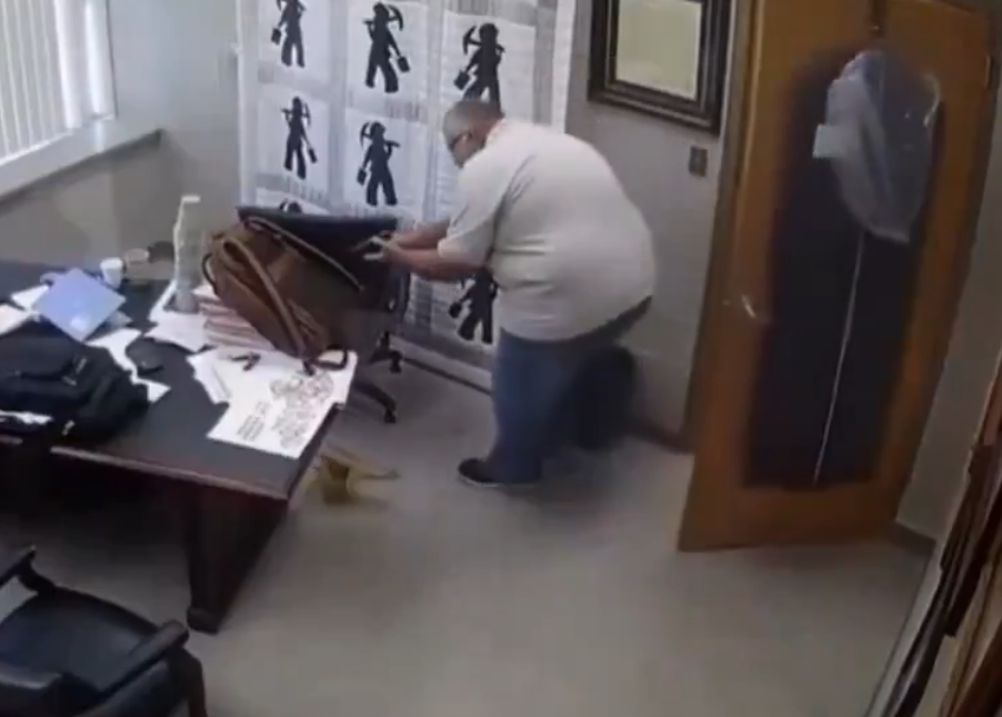 警長史坦斯(Shawn Stines)再以不同角度向地區法官梅連斯(Kevin Mullins)開槍。