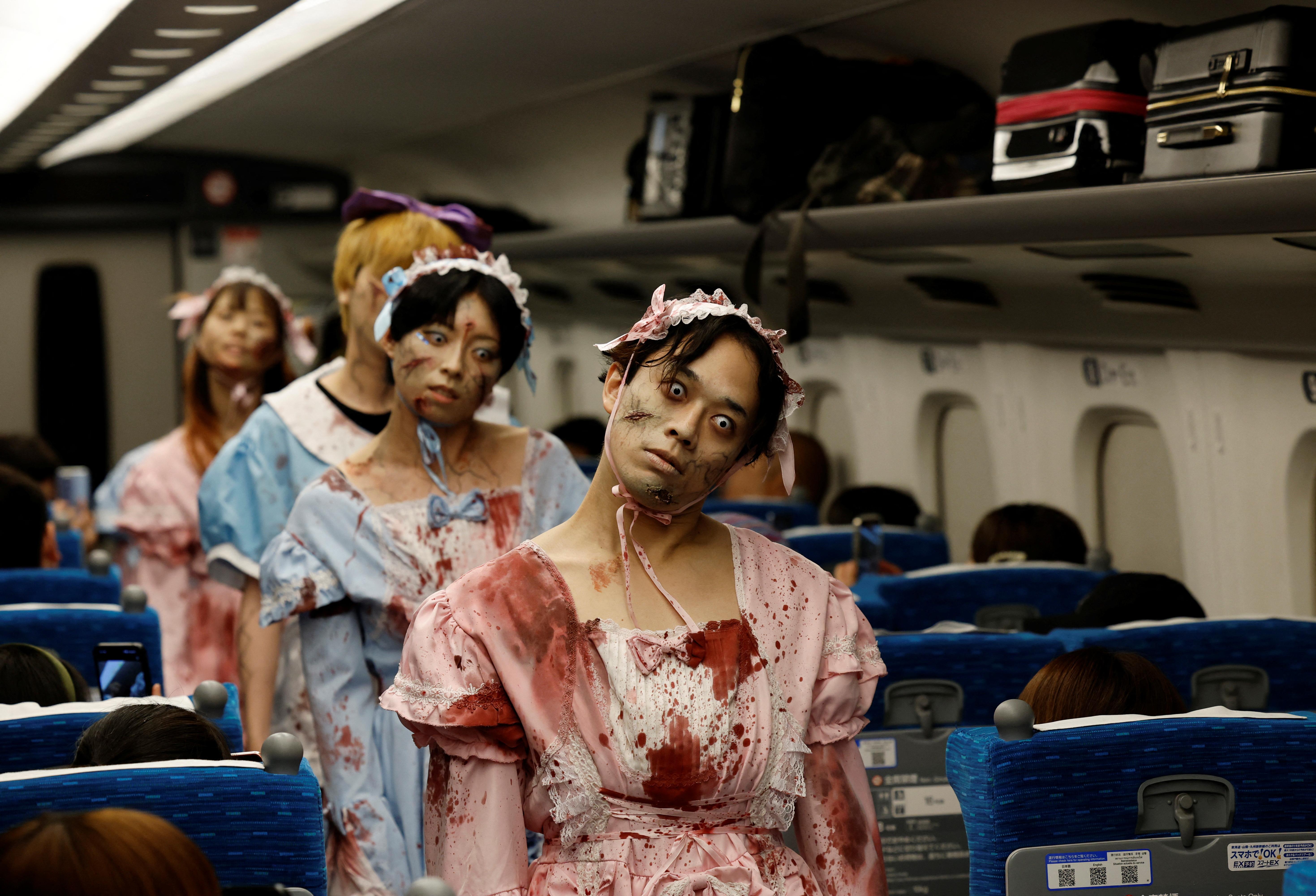  日本連接東京至新大阪的東海道新幹線近日上演仿效南韓喪屍電影《屍殺列車》情節，逾20名演員在車廂內打扮成喪屍「襲擊」乘客(路透社)