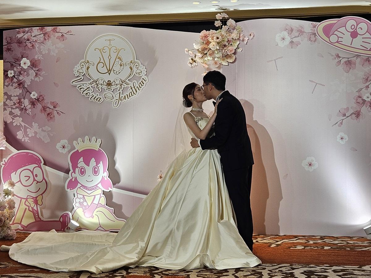 一對新人深情一吻。