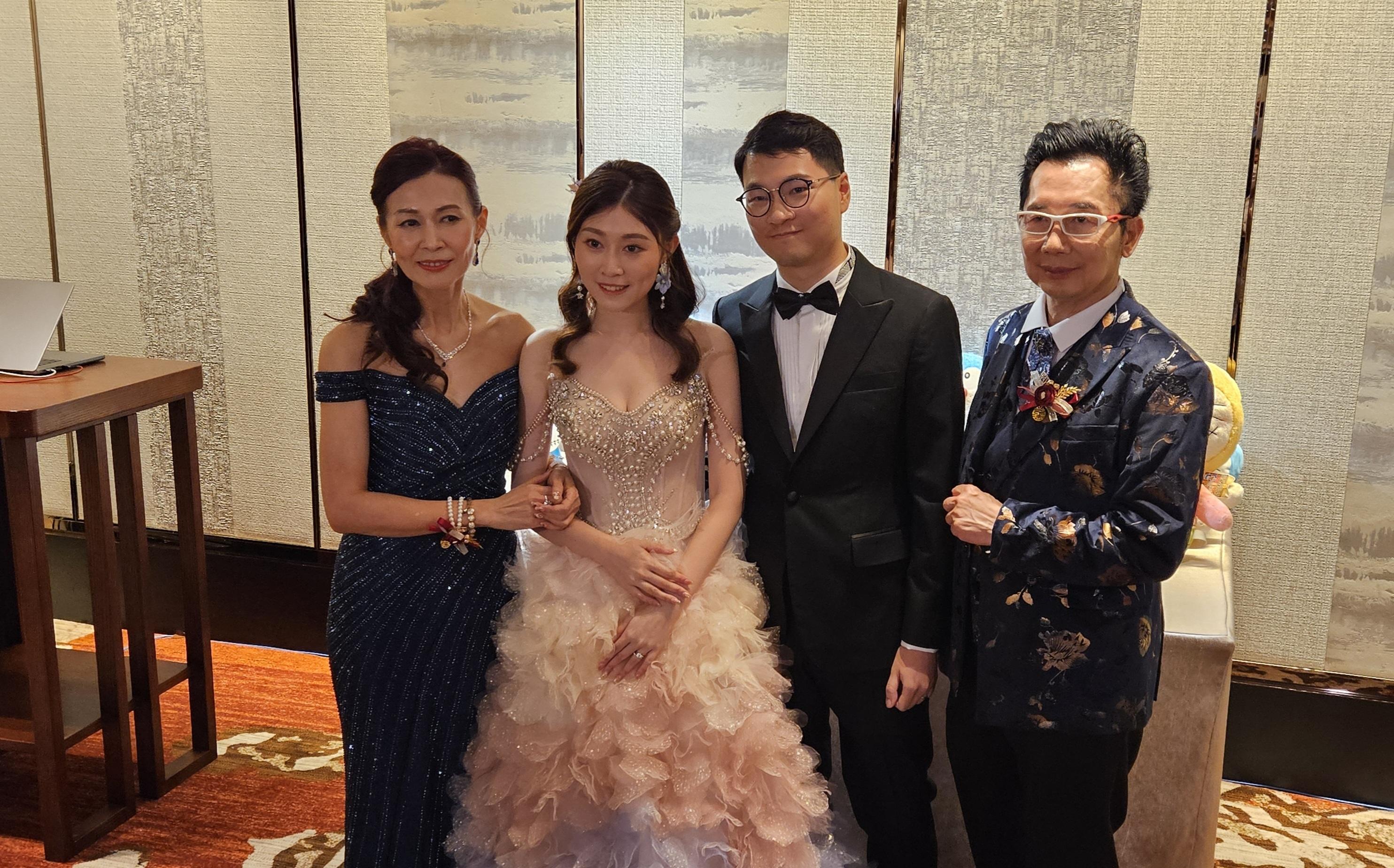 麥翠嫺夫婦與女兒龔敏晴和女婿合照。