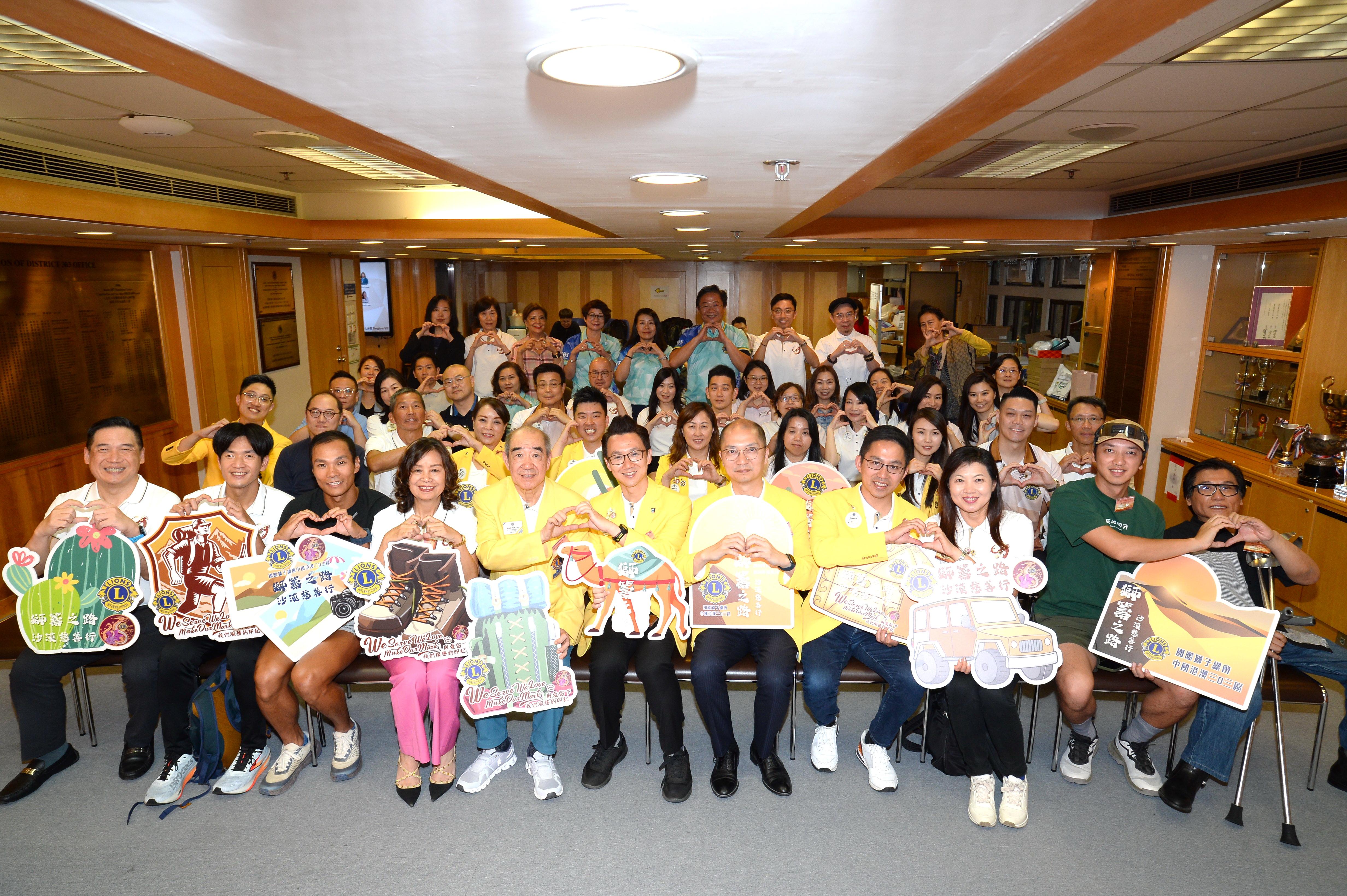 左起:國際獅子總會中國港澳303區總監沈顏、大會聯合主席第六分區主席施禮賢、極地同行創辦人及主席 盧俊賢、香港復康力量主席葉湛溪、四大極地馬拉松大滿貫冠軍黃浩聰、殘奧視障跑手李振輝、大會聯合主席第四分區主席黃啟智、國際獅子會前國際總會長譚榮根博士。