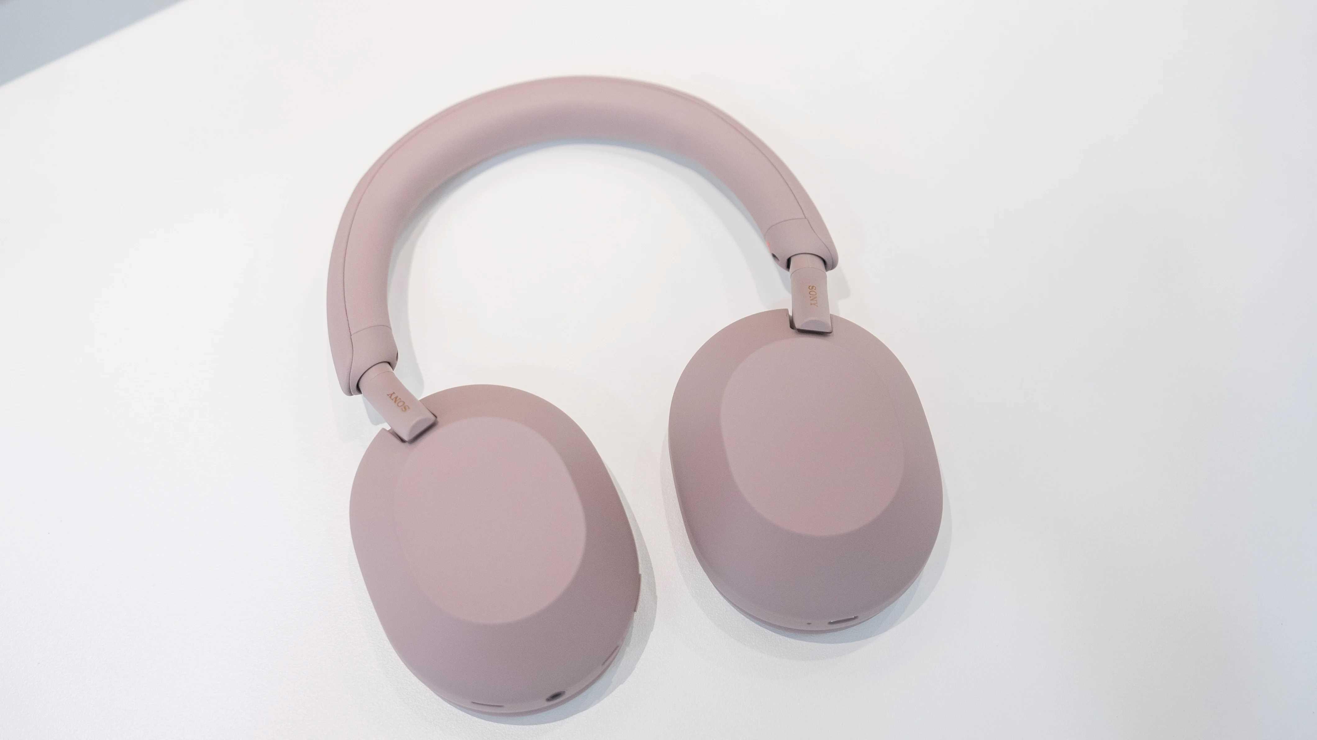 全新Smoky Pink WH-1000XM5無線降噪耳機及WF-1000XM5全無線降噪耳機售價分別為港幣3,190元及2,490元,即日起公開發售。