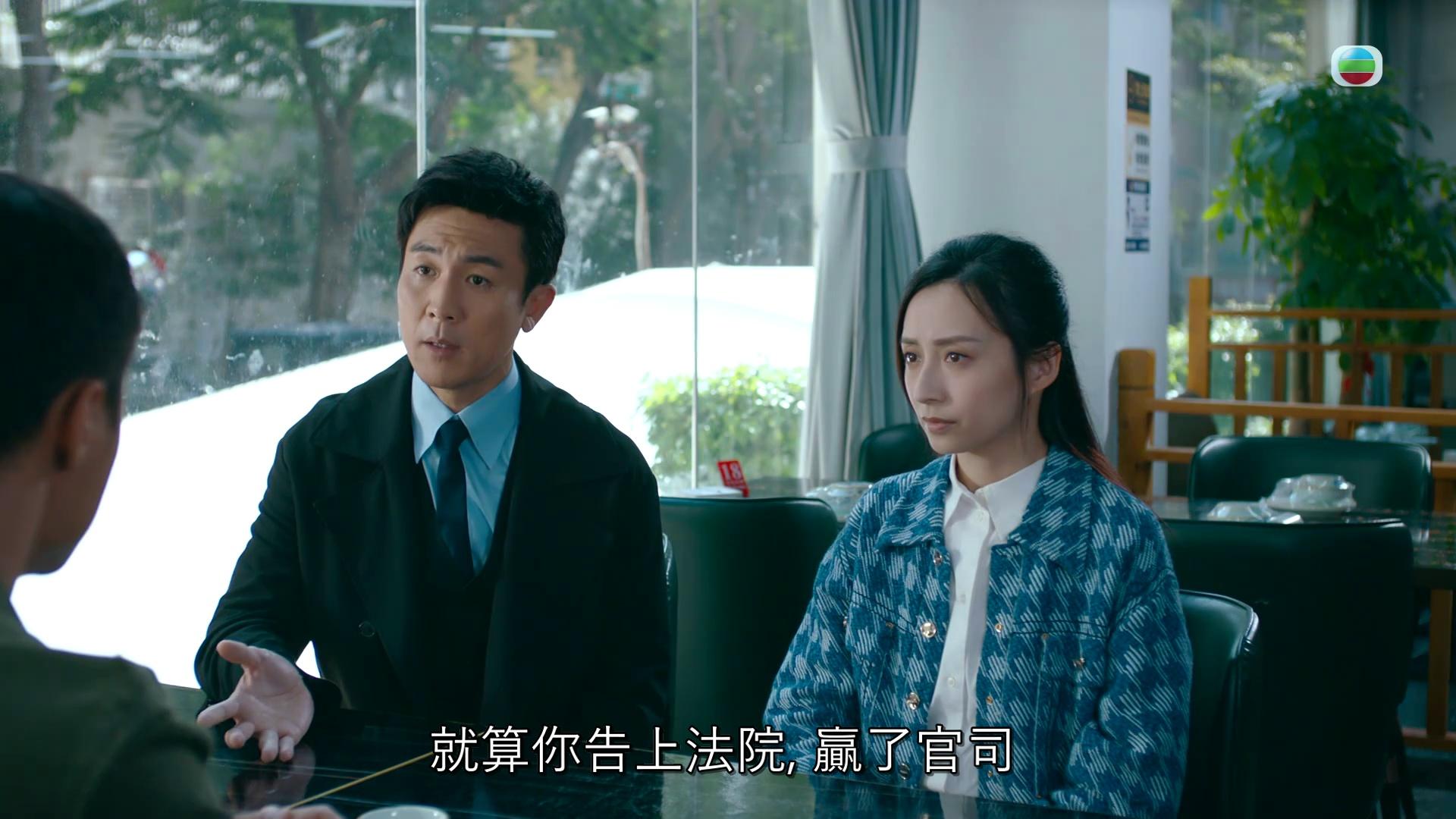 面對另一死者家屬,嘉欣流露出誠懇、關懷又有共感的眼神。