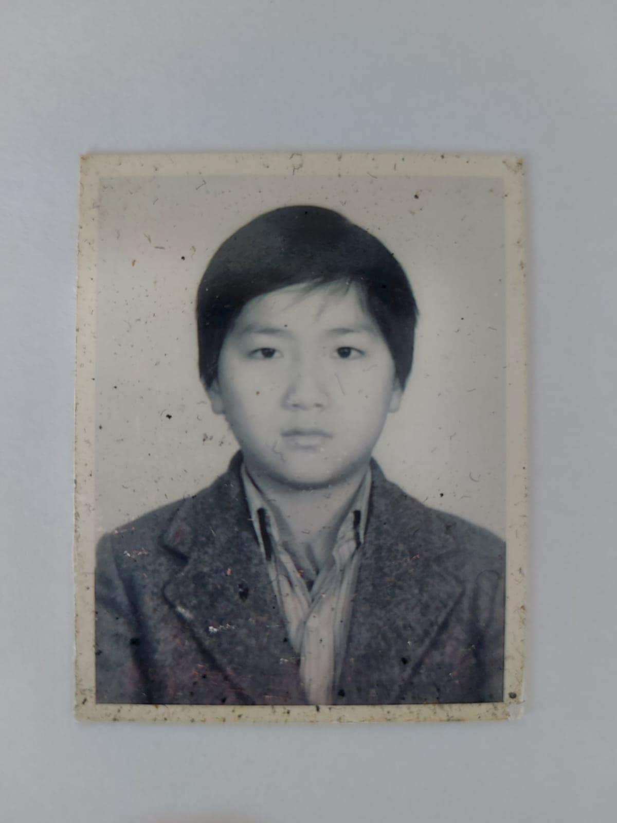 Leo10歲來港投靠親戚居住鑽石山木屋區,放學後走去附近工場兼職剪線頭、清潔抹地。