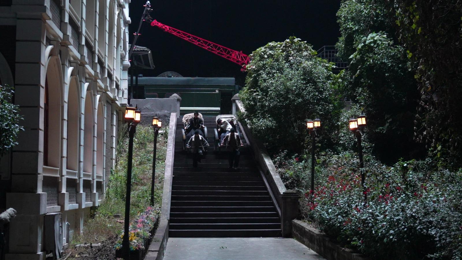 「極速黃包車」出動威也同吊機,證明場口幾大陣仗。