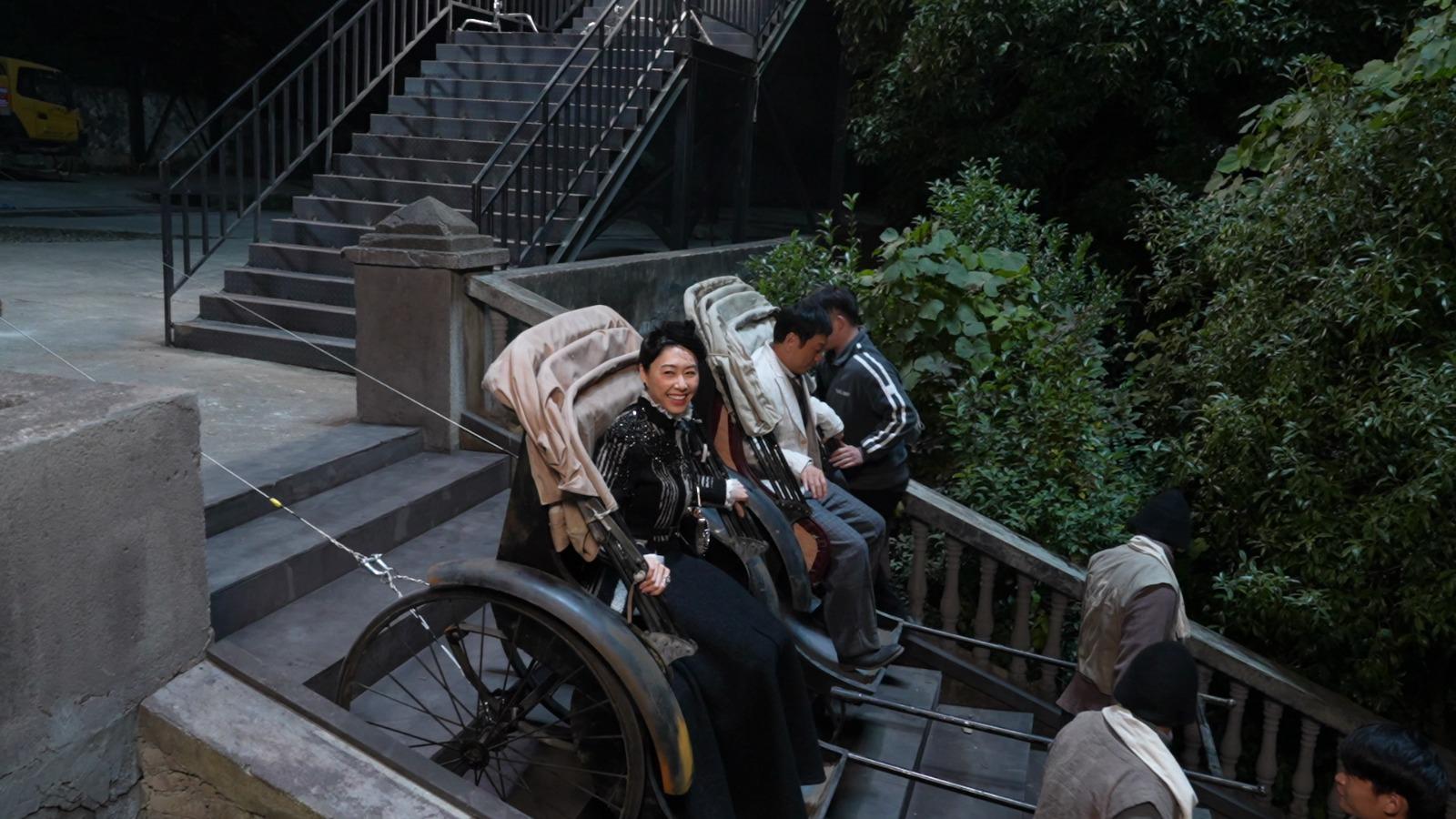 「極速黃包車」出動威也同吊機,證明場口幾大陣仗。