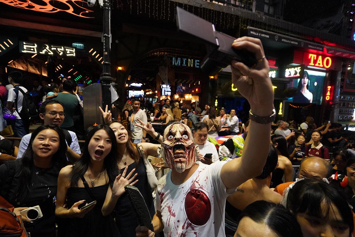 萬聖節前夕,大批市民悉心「扮鬼扮馬」到蘭桂坊慶祝狂歡。