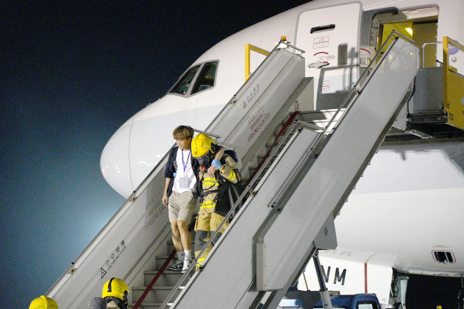 機場三條跑道計劃本年底前將全面投入運作,政府多個部門聯同公立醫院等機構超過1000名人員,首次在重新配置的中跑道,進行飛機事故及救援演習。