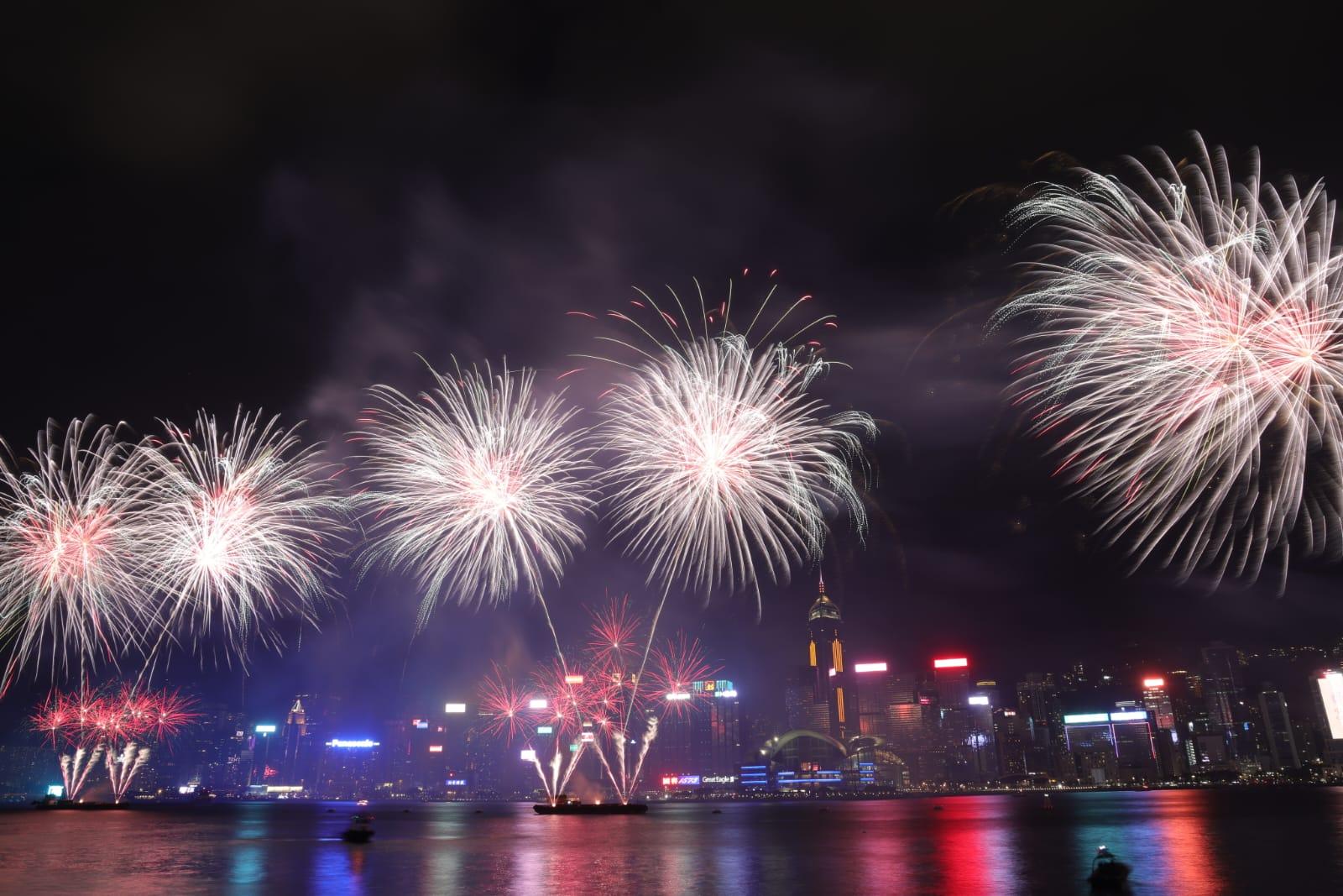 煙花匯演晚上上演。(吳康琦攝)