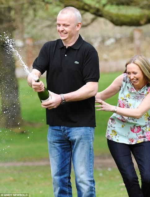 Neil Trotter十年前中獎獲10億港元獎金,把獎金用作起樓和買車。