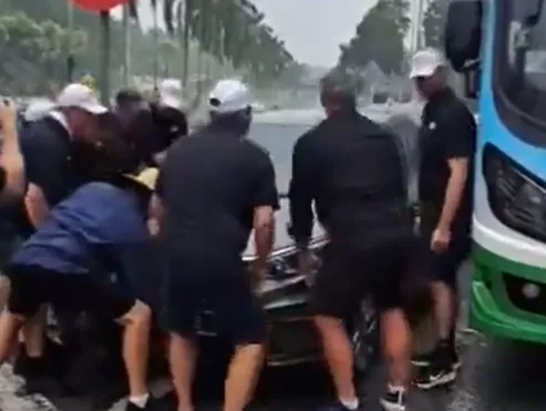 Tiktok用戶@abgzul08上傳了一段影片引發熱議,一眾遊客合力抬走違例泊車的車輛。