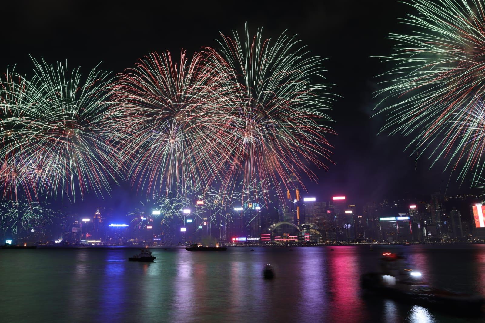 煙花匯演晚上上演。(吳康琦攝)