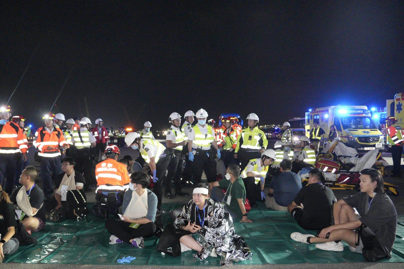 機場三條跑道計劃本年底前將全面投入運作,政府多個部門聯同公立醫院等機構超過1000名人員,首次在重新配置的中跑道,進行飛機事故及救援演習。