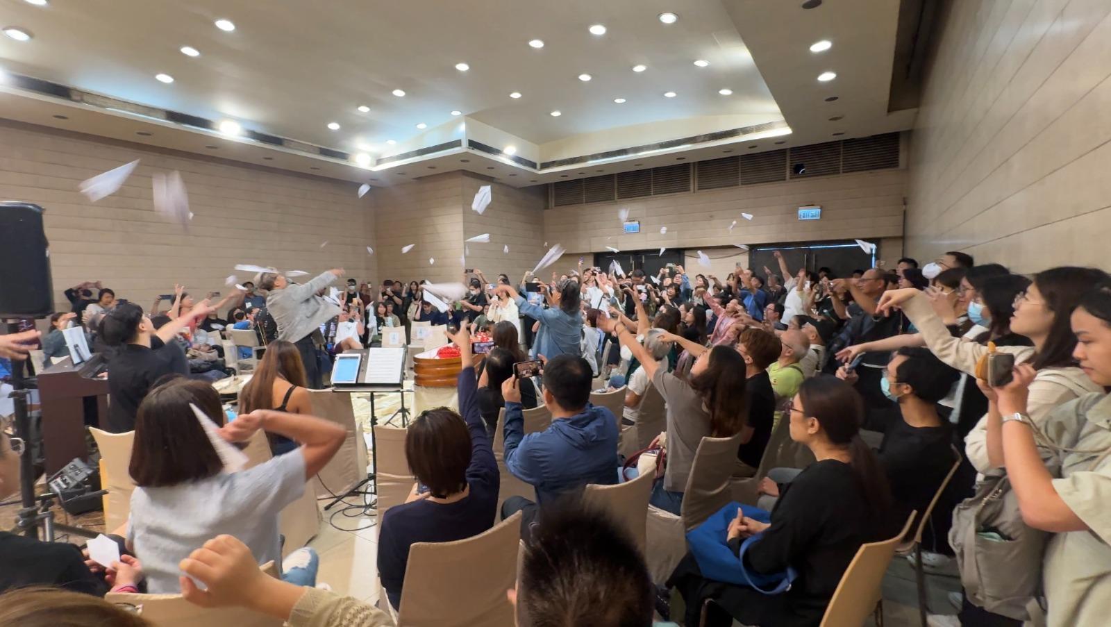 觀眾於最後齊齊放飛機悼念逝者