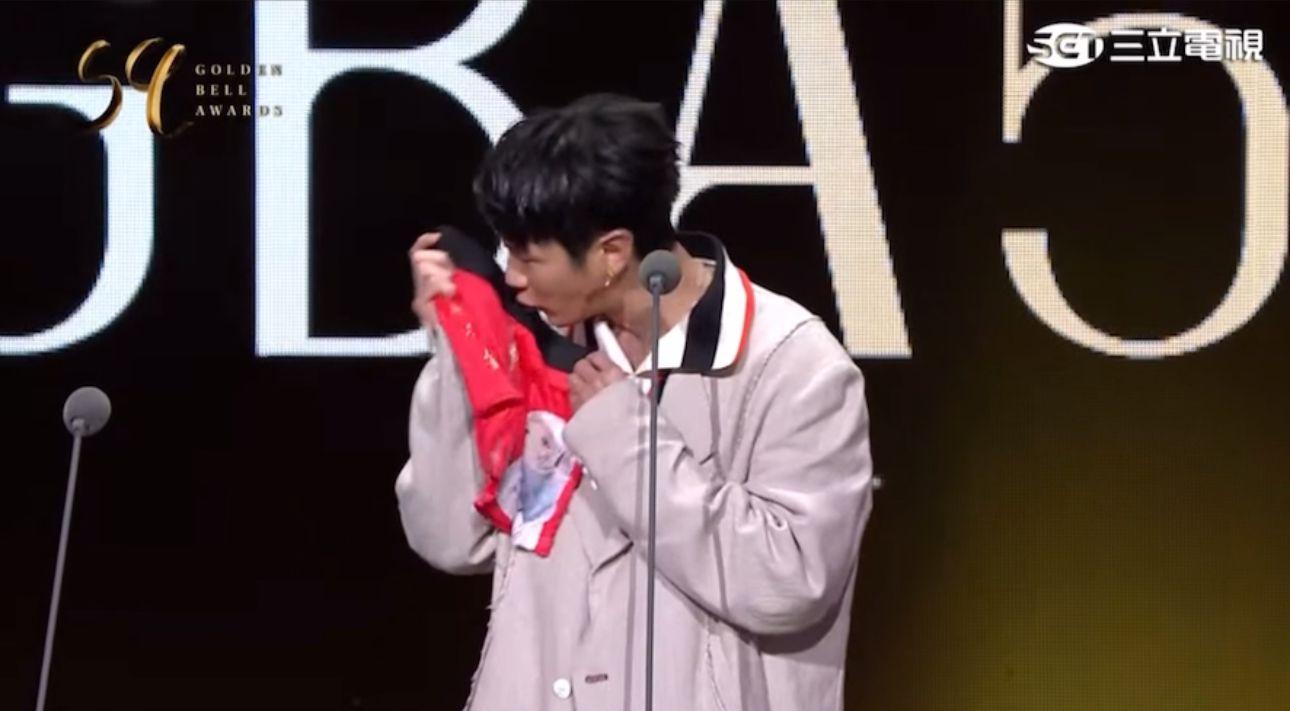 粉絲為柯震東特製《葬送的芙莉蓮》紅色底褲,果真帶來好運。