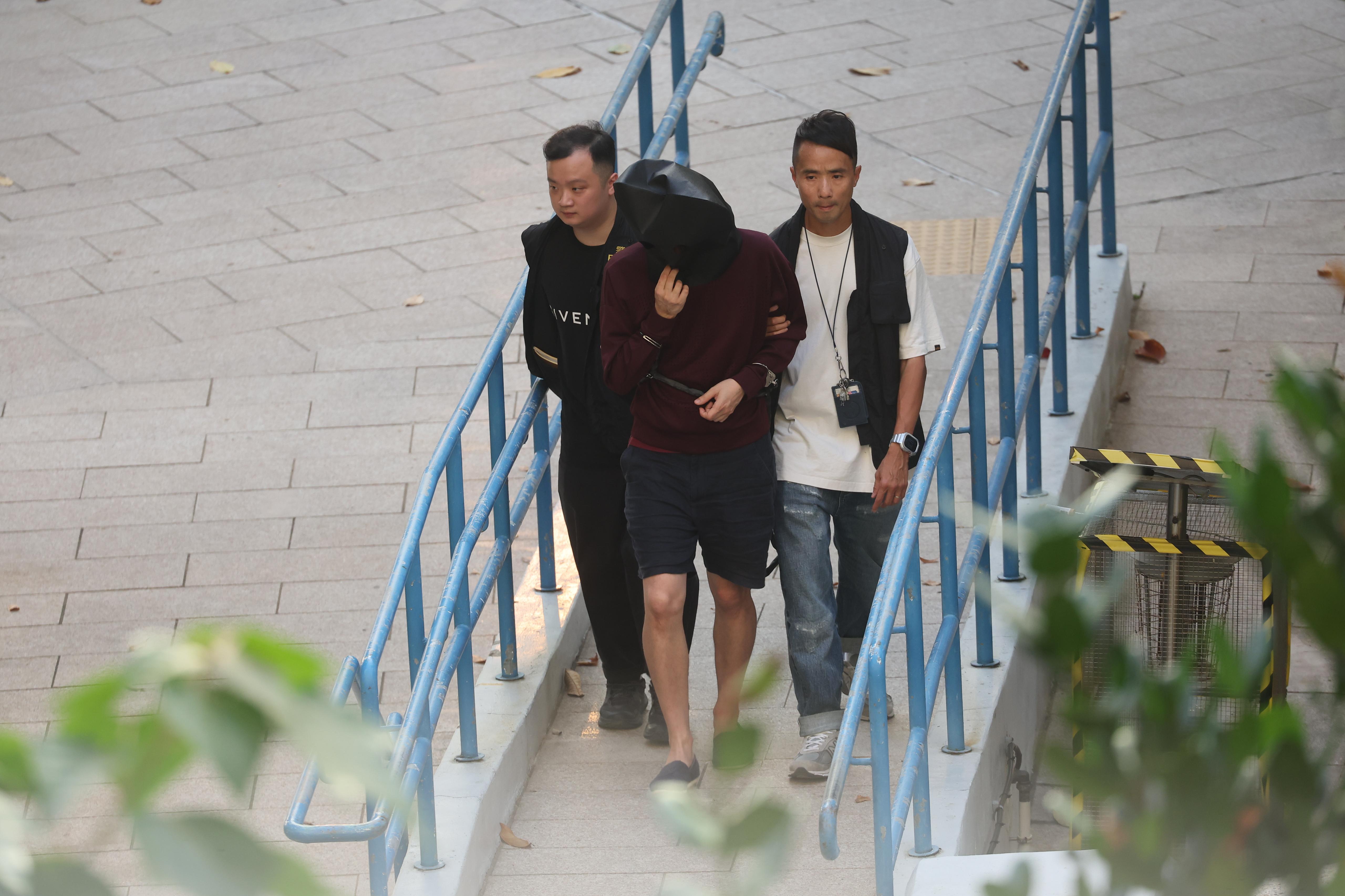 警方帶同英籍男疑犯到瀑布灣公園重組案情。