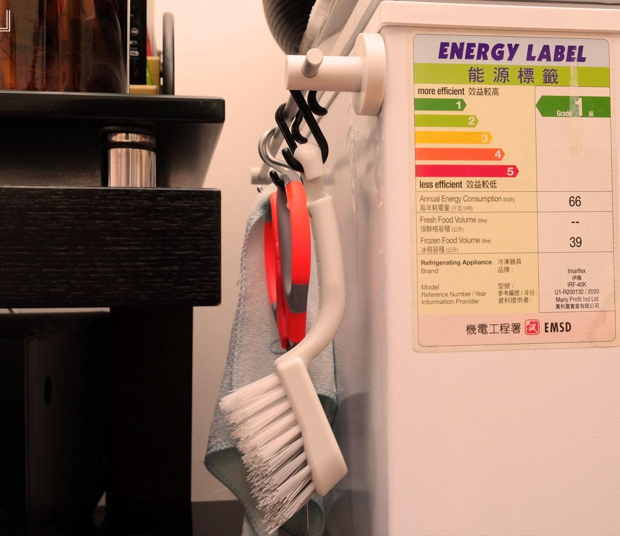 細小的窄縫適合加裝掛桿,放上置放毛巾、剪刀、小刷等常用物件。