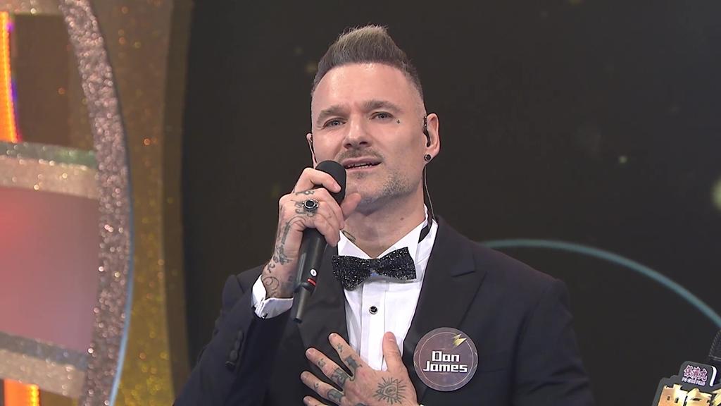 42歲Dan James來自英國。