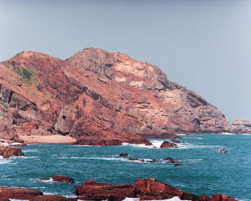 赤洲陡崖上傾斜的紅色砂岩、泥岩和礫岩岩層。(CEDD)