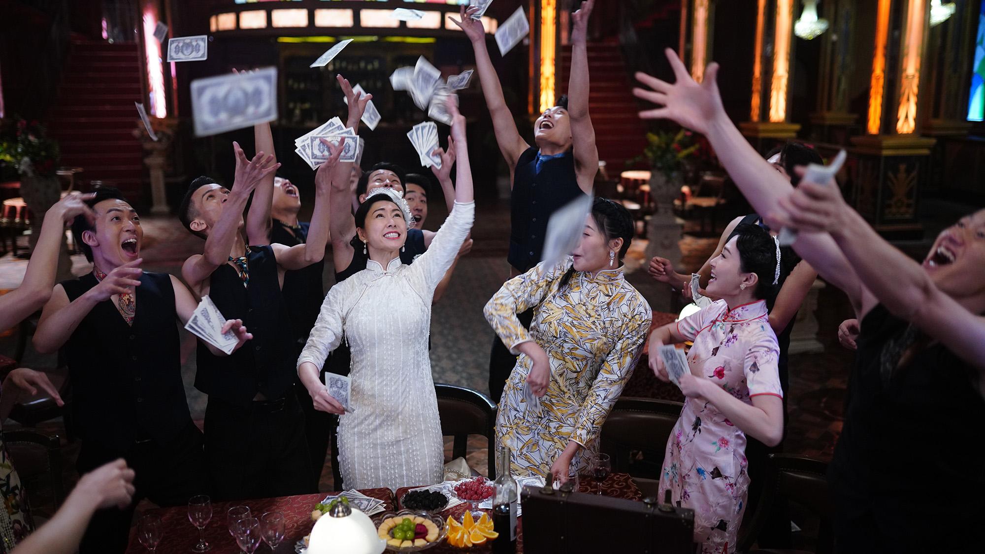 定欣在劇中與好姊妹兼戰友莊思明、關嘉敏、周麗欣及邵初等,亦上演了一場瘋狂的「夜總會之舞」。