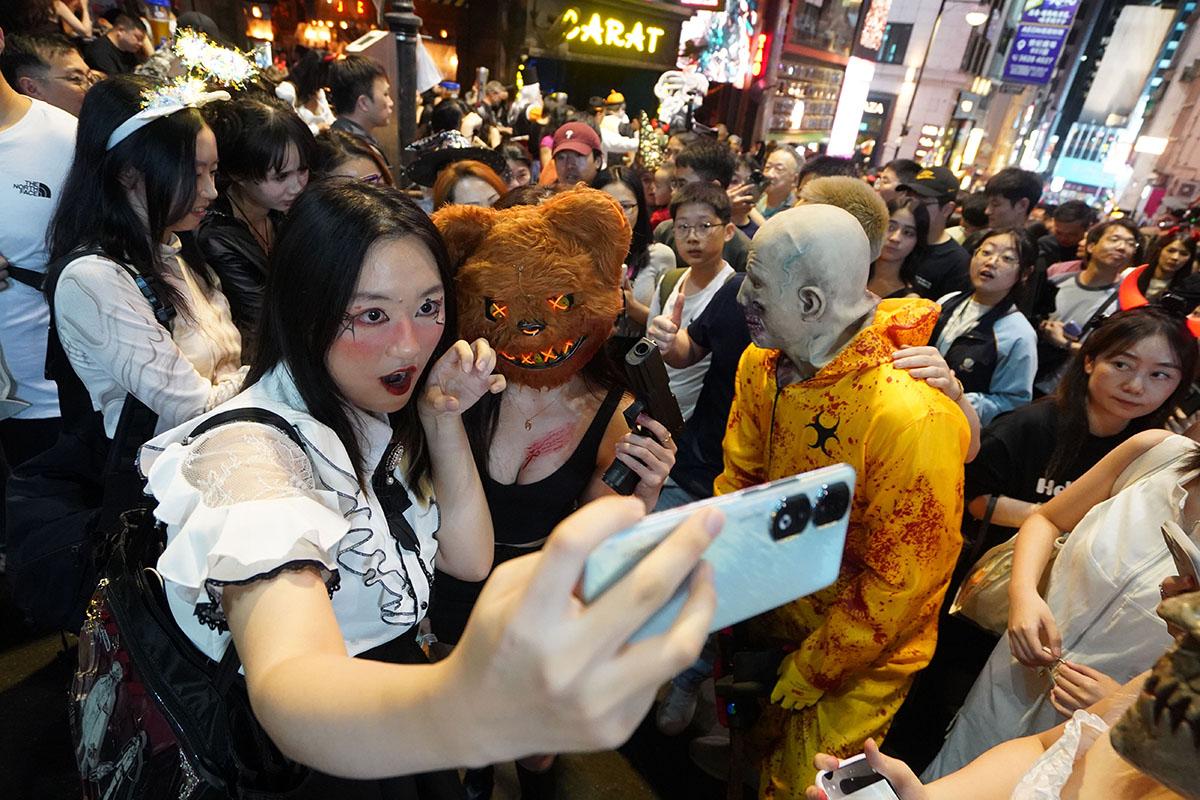 萬聖節前夕,大批市民悉心「扮鬼扮馬」到蘭桂坊慶祝狂歡。
