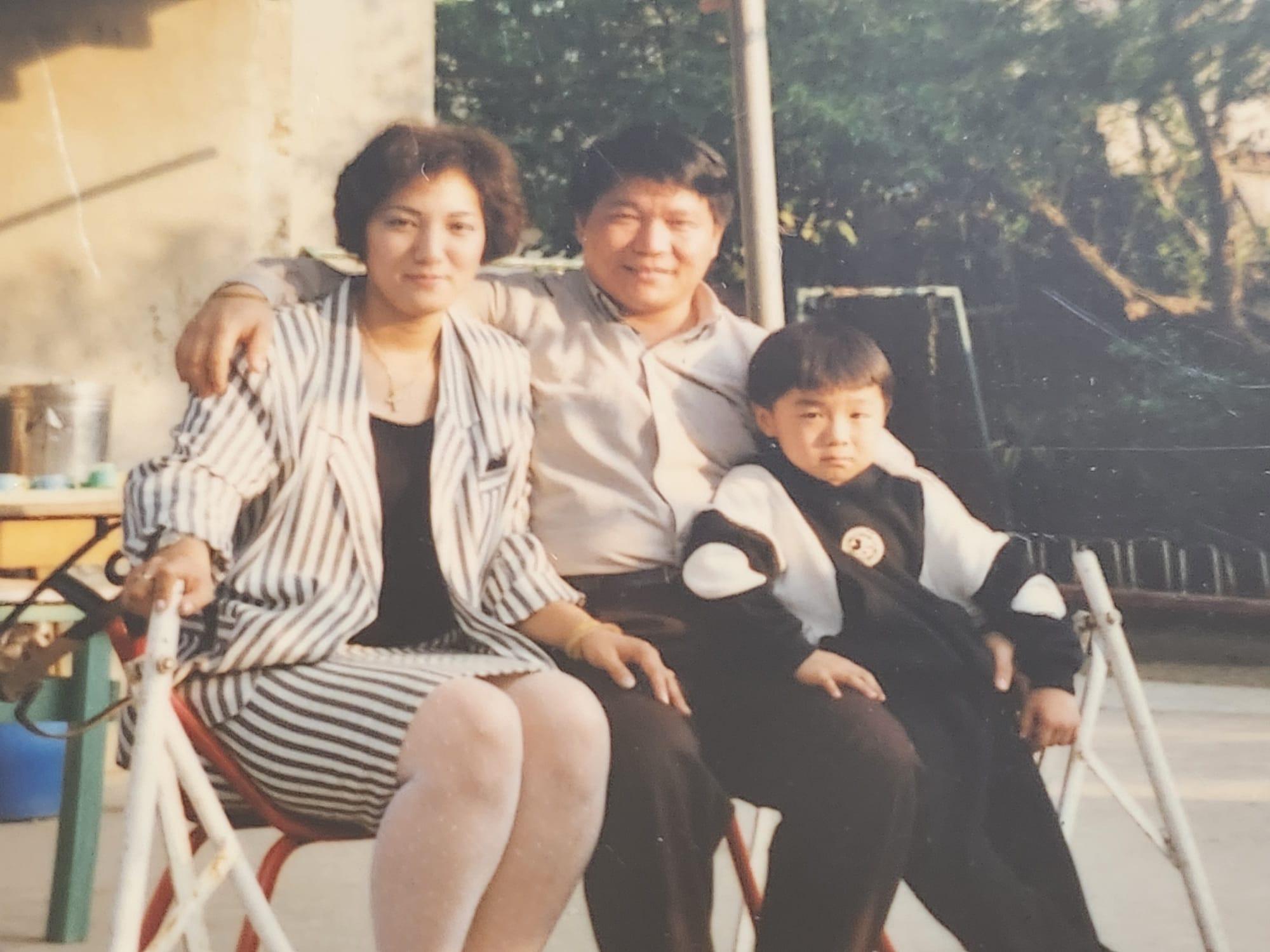 大隻佬兒時與父母的合照(Nick提供相片)