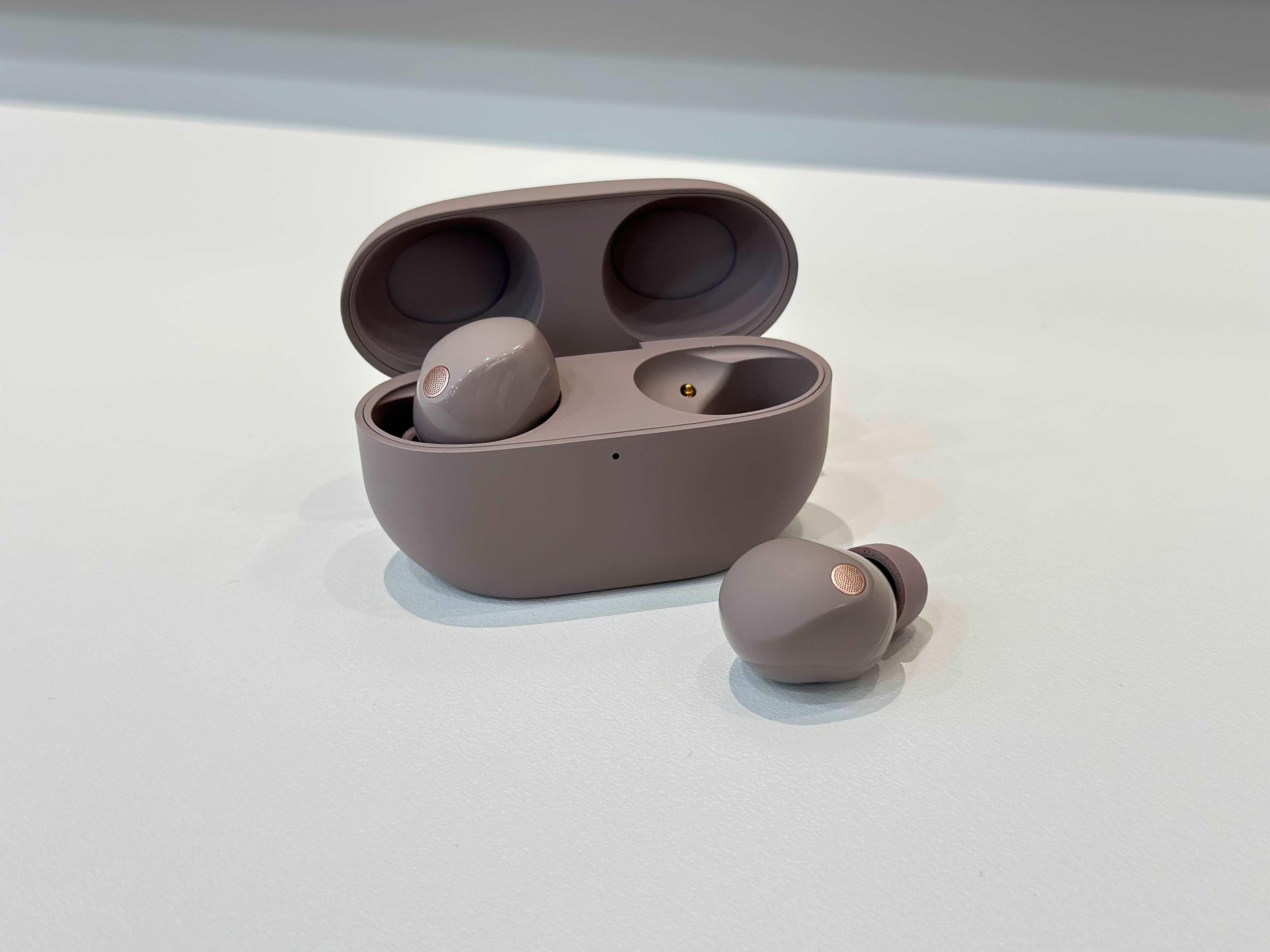 全新Smoky Pink WH-1000XM5無線降噪耳機及WF-1000XM5全無線降噪耳機售價分別為港幣3,190元及2,490元,即日起公開發售。