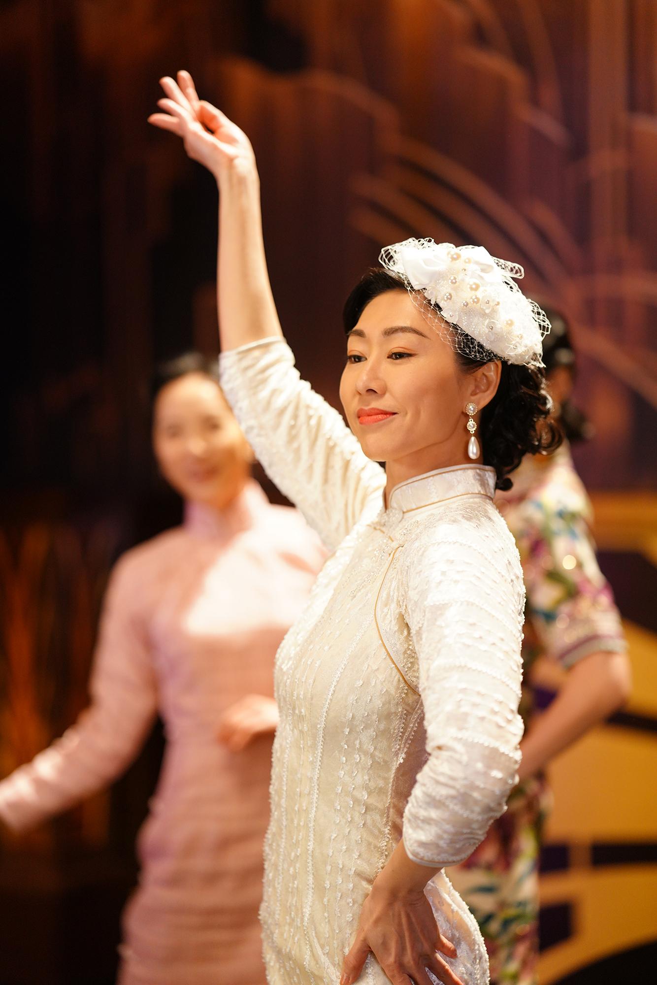 定欣在劇中與好姊妹兼戰友莊思明、關嘉敏、周麗欣及邵初等,亦上演了一場瘋狂的「夜總會之舞」。