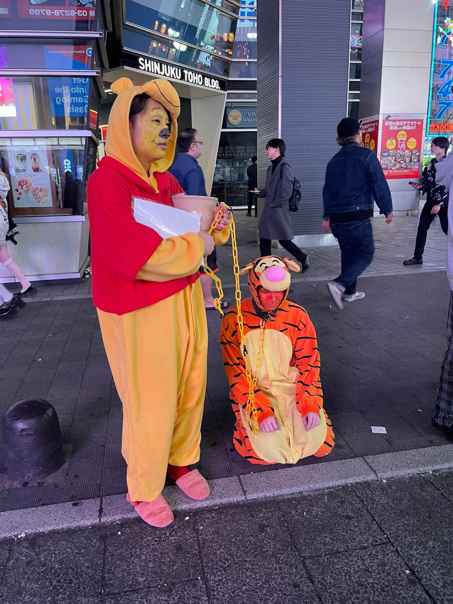 去年萬聖節期間歌舞伎町仍有不少人裝扮過節。(《am730》攝)