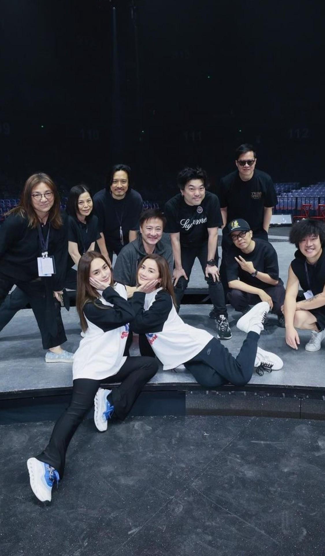 台前幕後合照,紀念創舉。