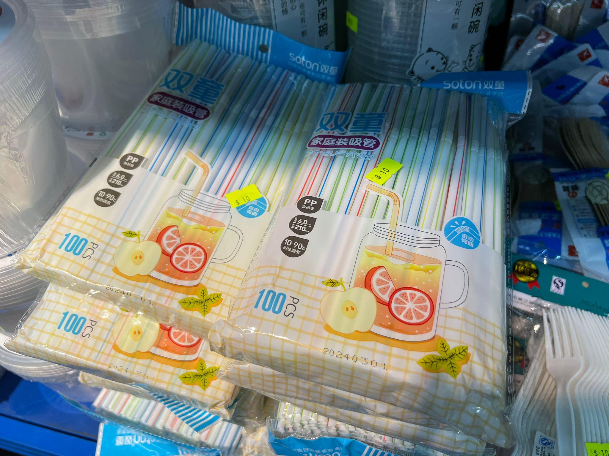 有售買塑膠餐具的店舖減價促銷。(李景玉攝)