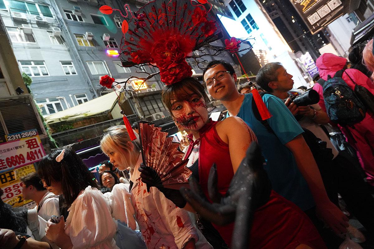 萬聖節前夕,大批市民悉心「扮鬼扮馬」到蘭桂坊慶祝狂歡。