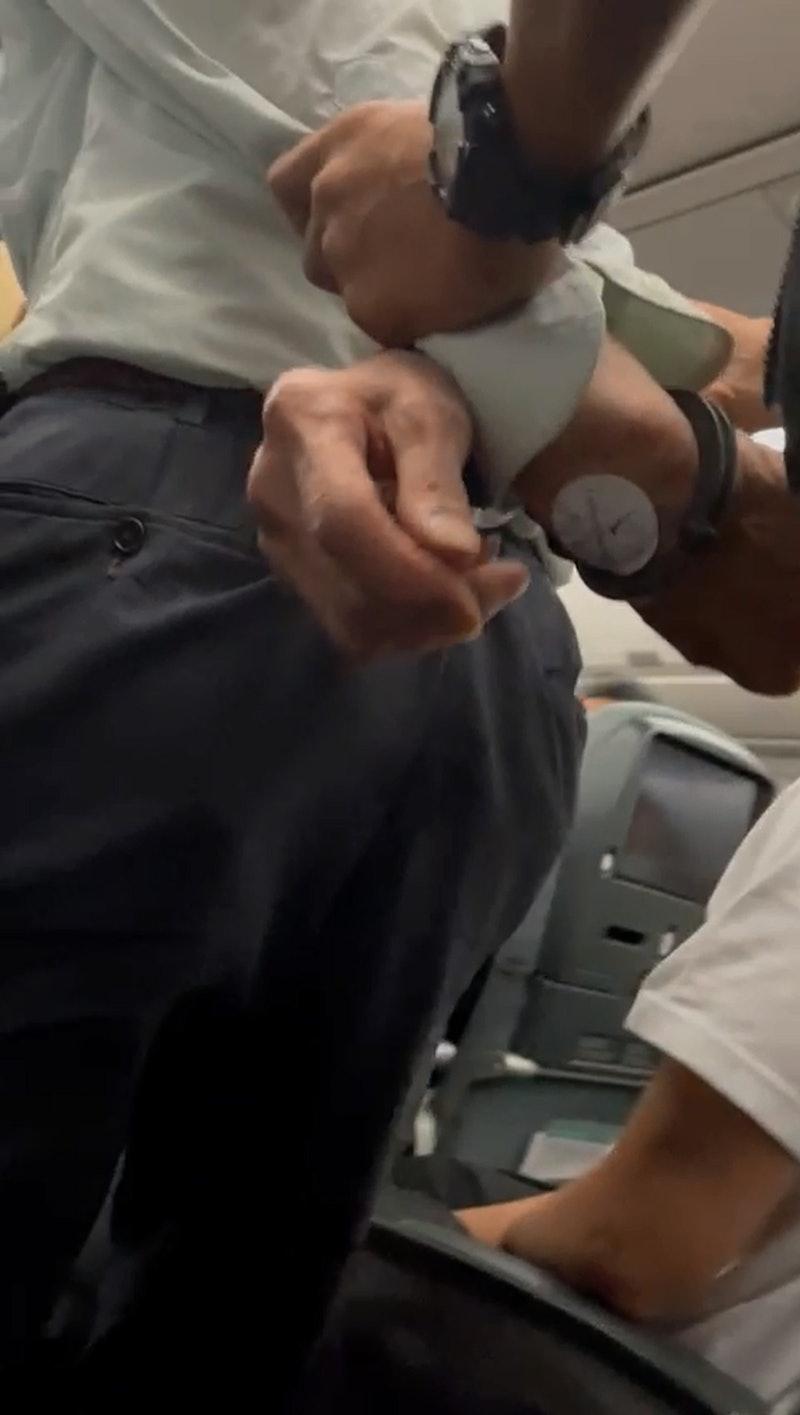 老翁涉國泰航班上滋擾,抵美後被上手扣押走。(網片截圖)