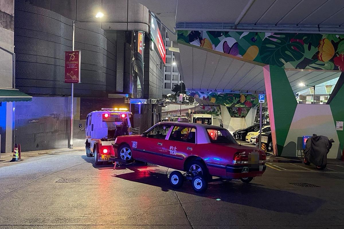 警方在花園道山頂纜車站加強執法,包括拖走涉嫌違法的士。(警方圖片)