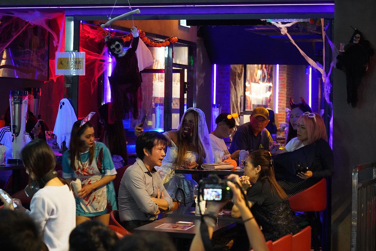 萬聖節前夕,大批市民悉心「扮鬼扮馬」到蘭桂坊慶祝狂歡。