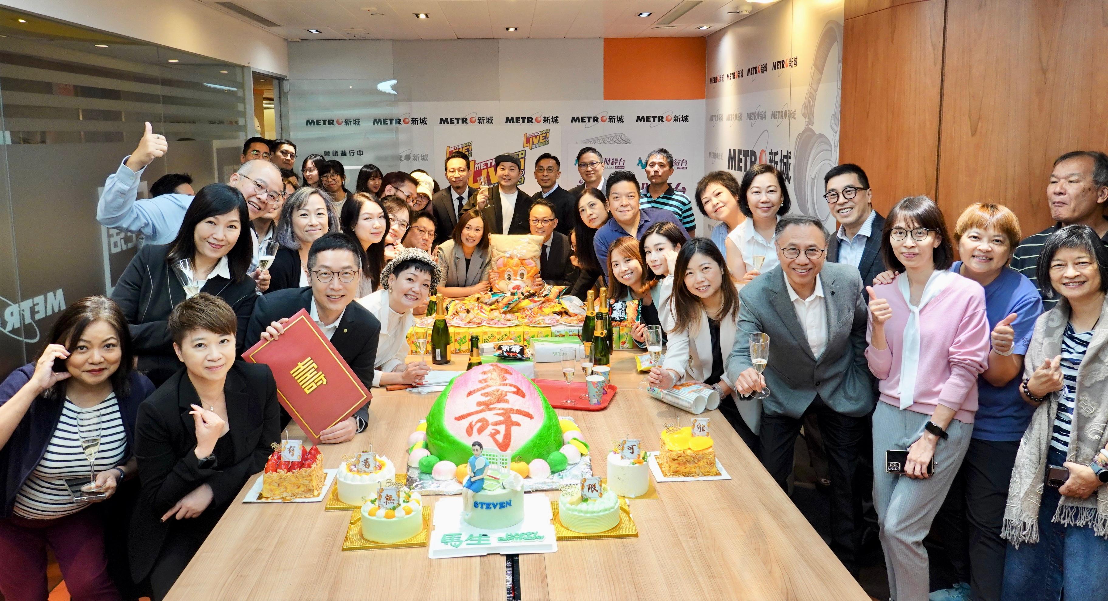 宋文禧、馬浚偉與同事們大合照。