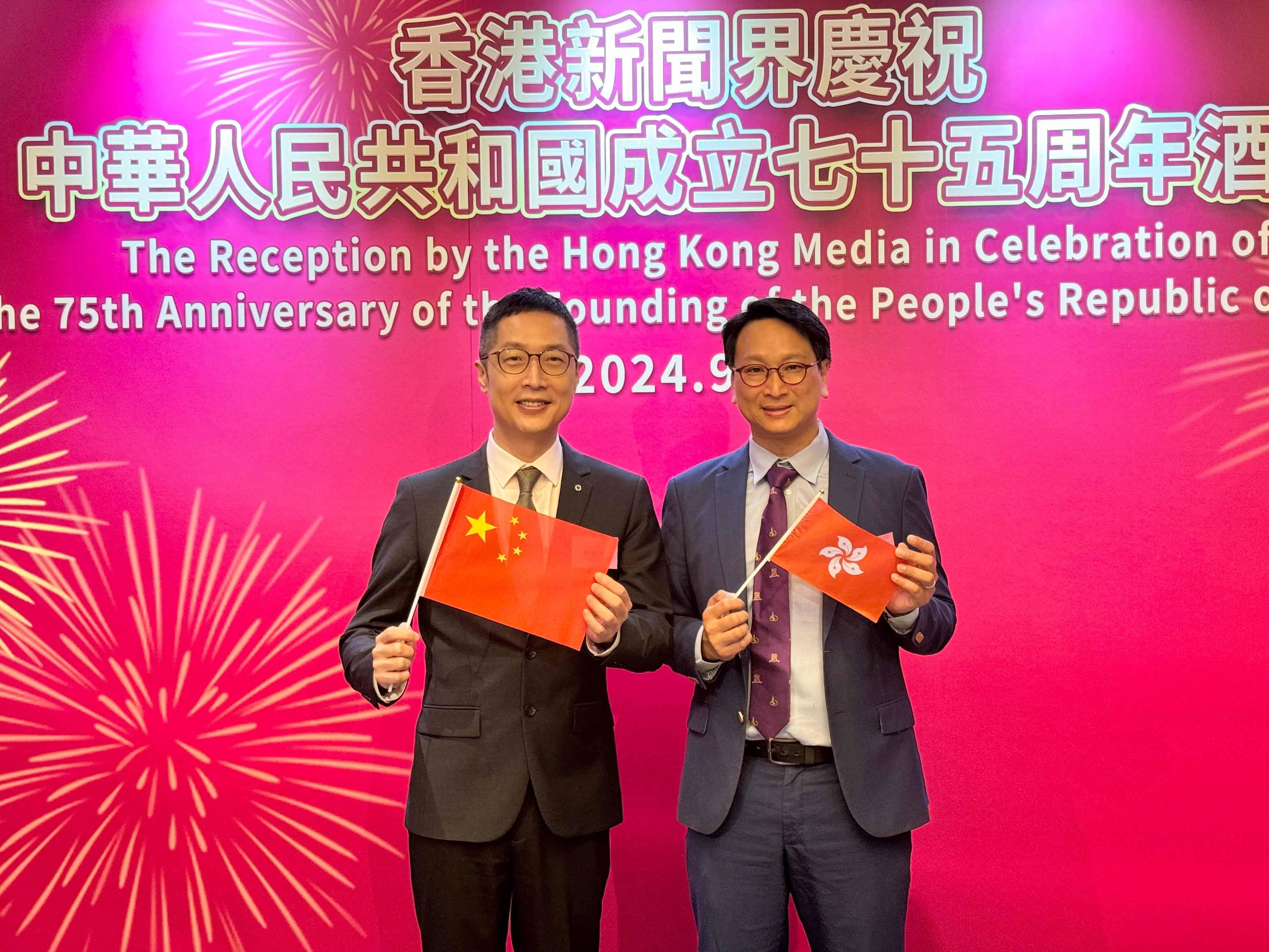 馬浚偉與鄧家彪議員, BBS, JP 合照。