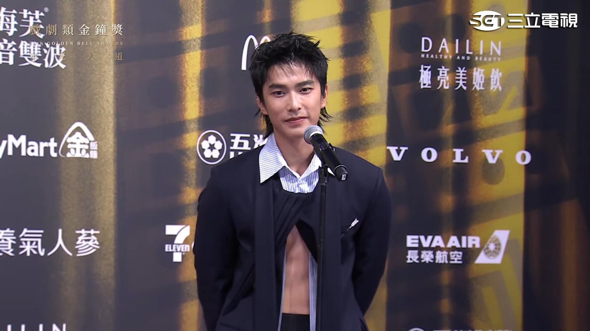 曾敬驊以性感中空西裝登上紅毯,腹肌吸睛。