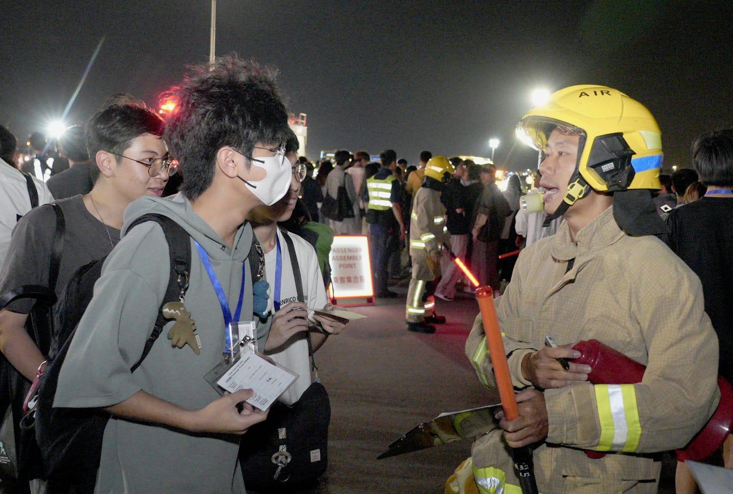機場三條跑道計劃本年底前將全面投入運作,政府多個部門聯同公立醫院等機構超過1000名人員,首次在重新配置的中跑道,進行飛機事故及救援演習。