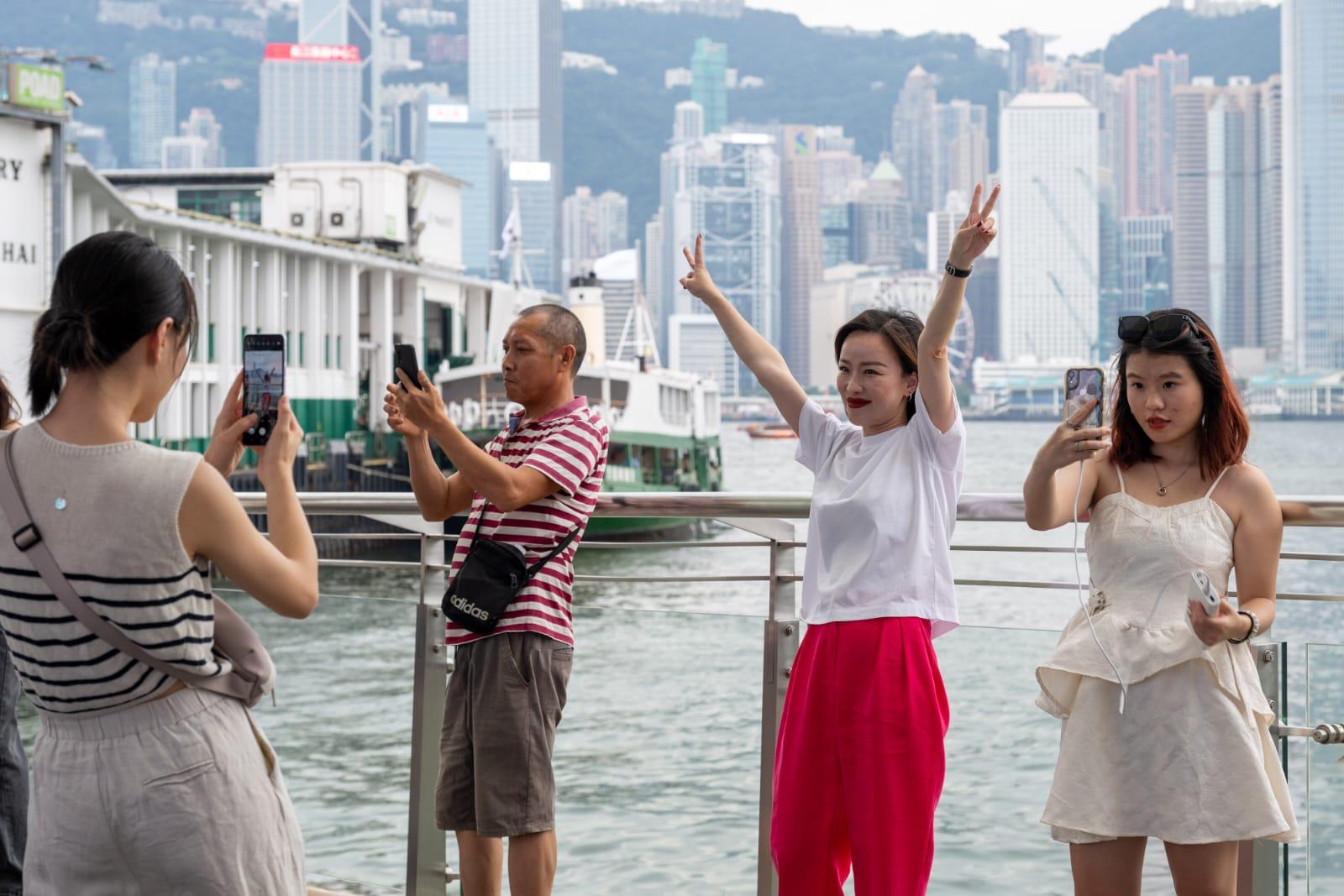 旅客趁黃金周訪港。(陳奕釗攝)